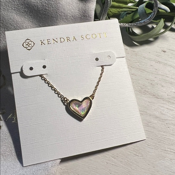 Kendra Scott Ari Heart Gold Pendant Necklace in Ivory Mother-of-Pearl - Picture 2 of 4